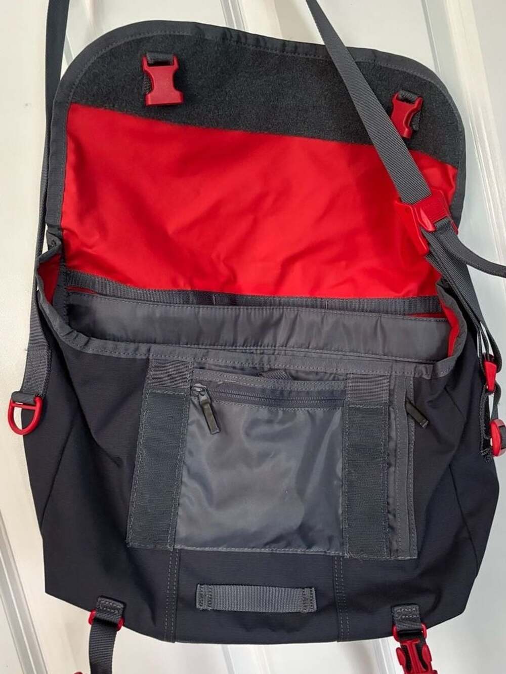 Timbuk2 Classic Messenger Bag Medium Black/Red - Picture 4 of 16